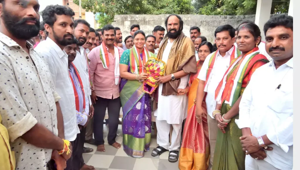 బి ఆర్ ఎస్ కు షాక్ : కాంగ్రెస్ గూటికి హుజూర్నగర్ మున్సిపల్ చైర్ పర్సన్
