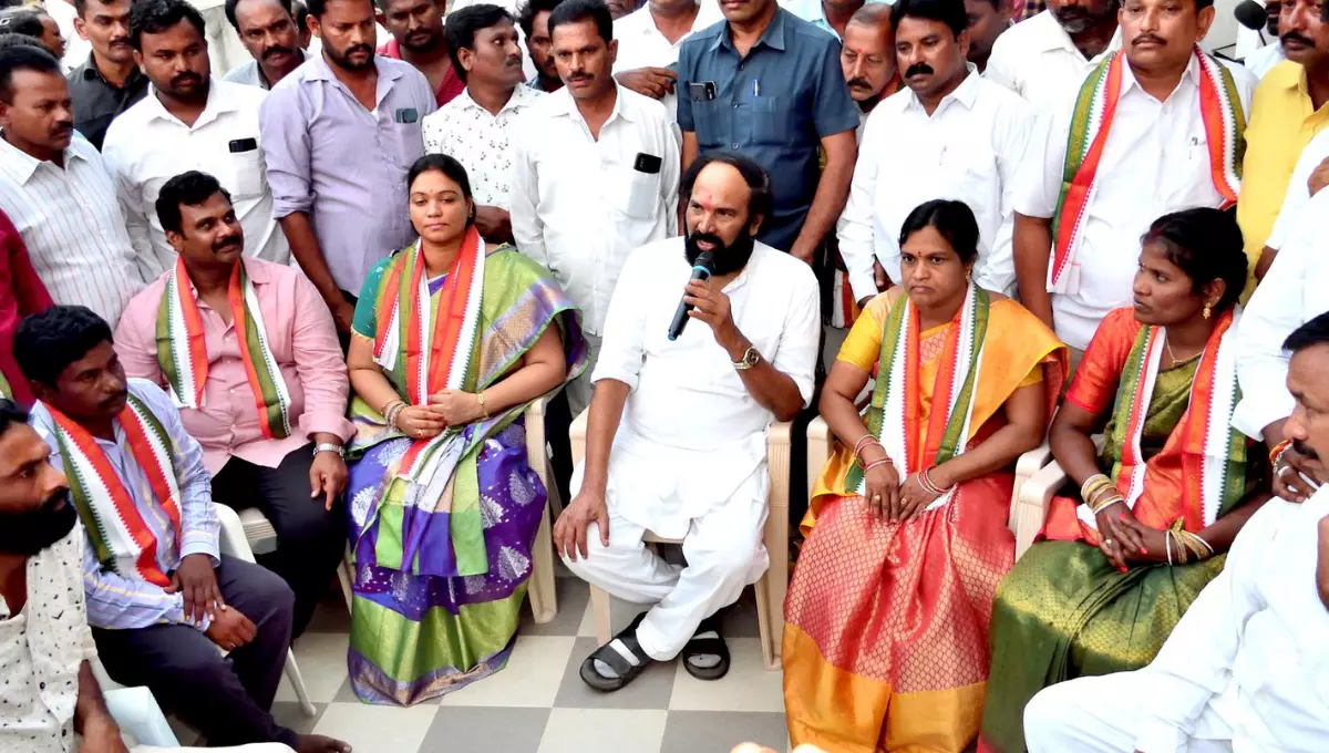 బి ఆర్ ఎస్ కు షాక్ : కాంగ్రెస్ గూటికి హుజూర్నగర్ మున్సిపల్ చైర్ పర్సన్