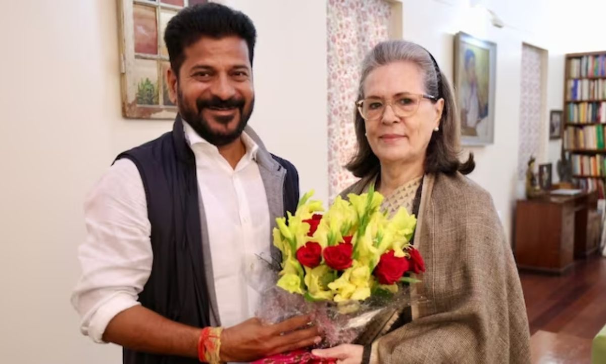 కాంగ్రెస్ పార్టీ అగ్రనేత సోనియా గాంధీని కలిసిన సీఎం రేవంత్ రెడ్డి, భట్టి విక్రమార్క : కీలక అంశాలపై చర్చ
