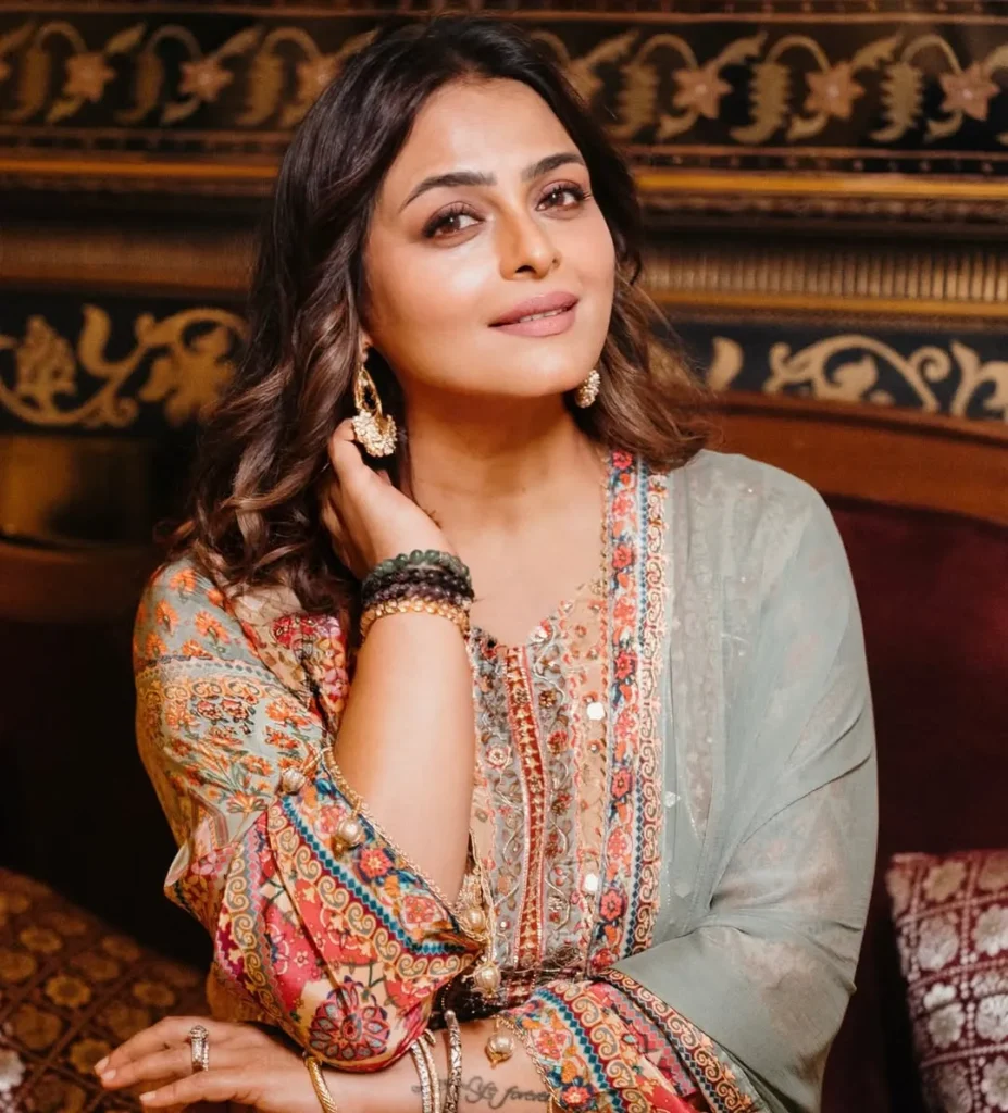 shilpa-shirodkar-10th-fail-married-double-mba-banker