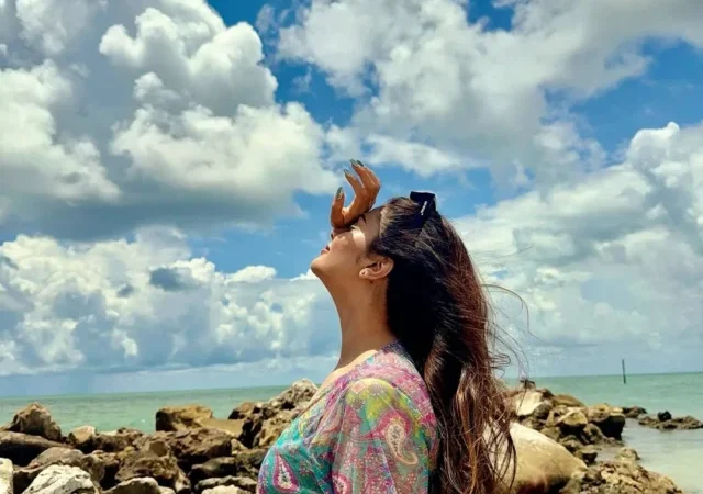 శ్రీముఖి బీచ్ ఫోటోస్: వైరల్ అవుతున్న తాజా గ్లామర్ స్టిల్స్ చూడండి