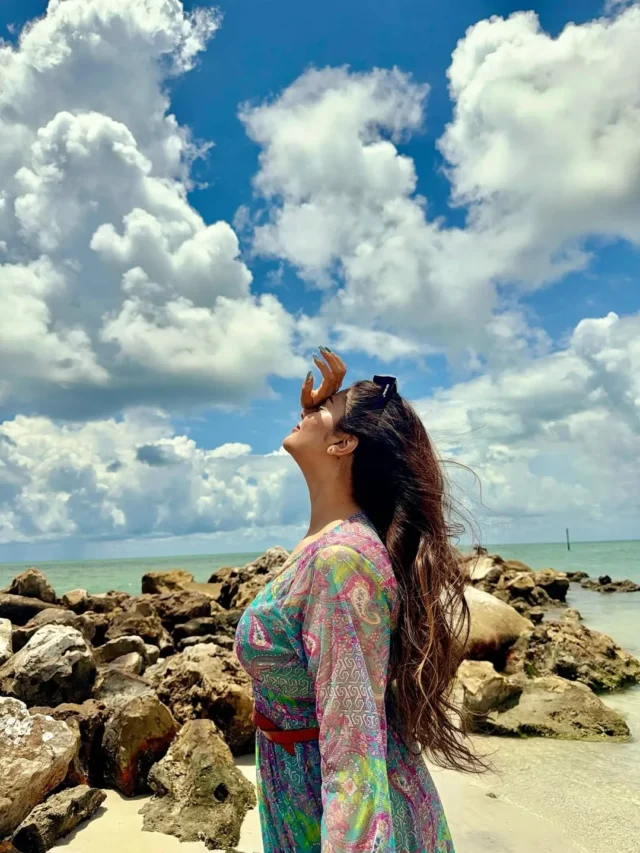 శ్రీముఖి బీచ్ ఫోటోస్: వైరల్ అవుతున్న తాజా గ్లామర్ స్టిల్స్ చూడండి
