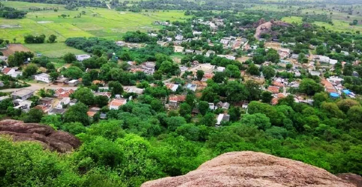 kodurupaka: మూడుజాముల గ్రామం ఉదయం ఆలస్యంగా, సాయంత్రం తొందరగా!