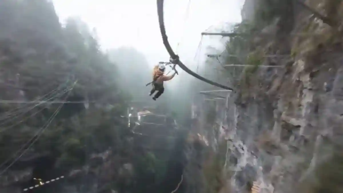 real-life-temple-run-adventure-tourism-china-sinkhole